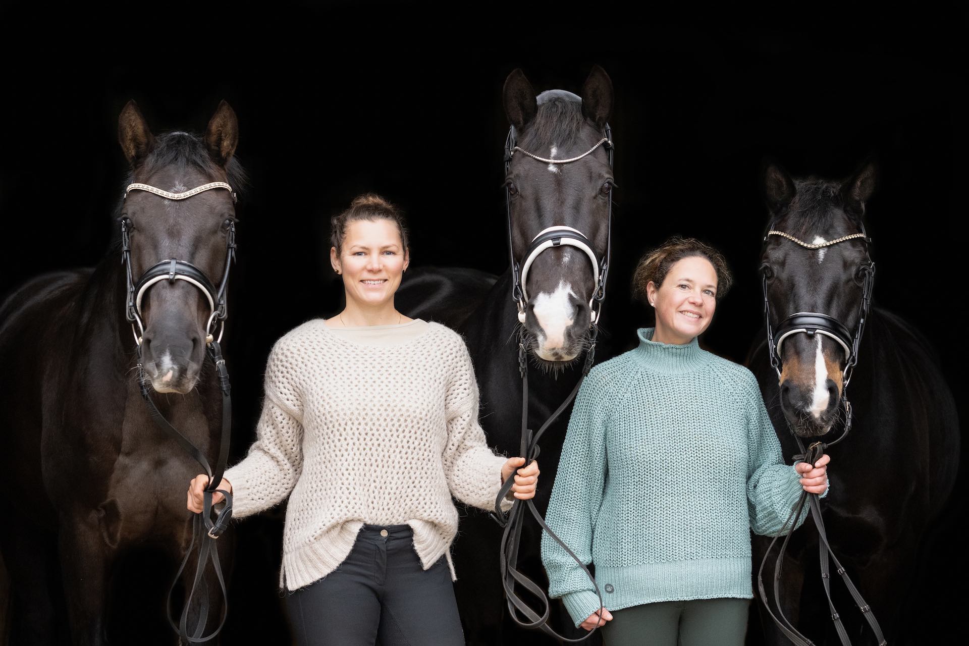 Donjana Jensen und Birte Ewaldsen vor drei Pferden