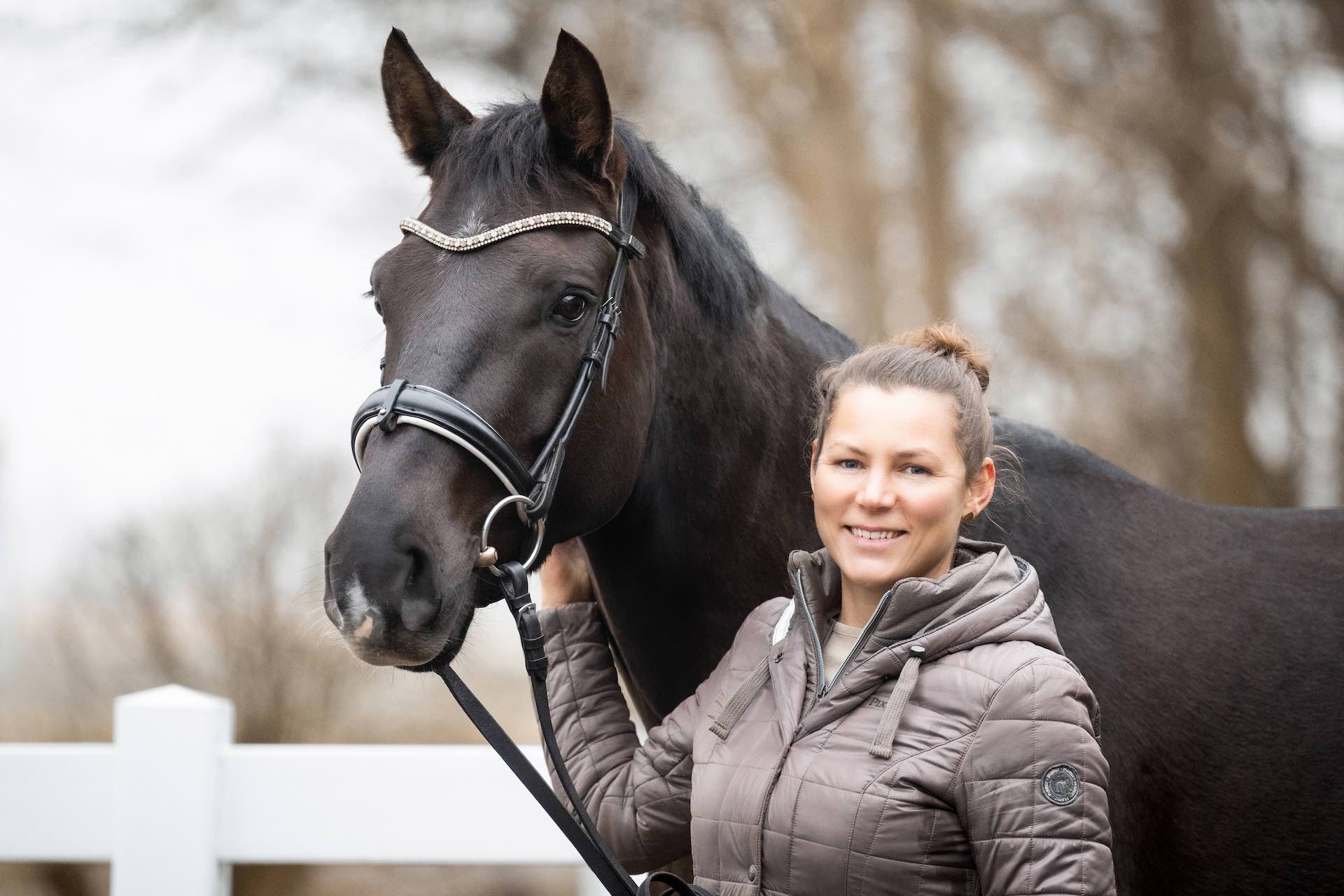 Porträt Birte Ewaldsen mit Pferd